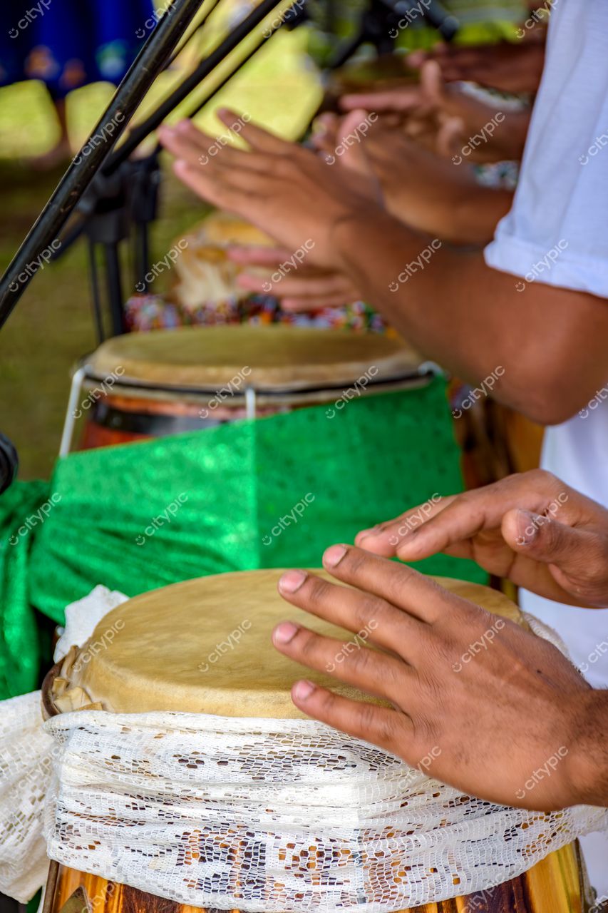 Tambores Festivos: Grupo de músicos anima a cidade de Belo Horizonte, Minas Gerais