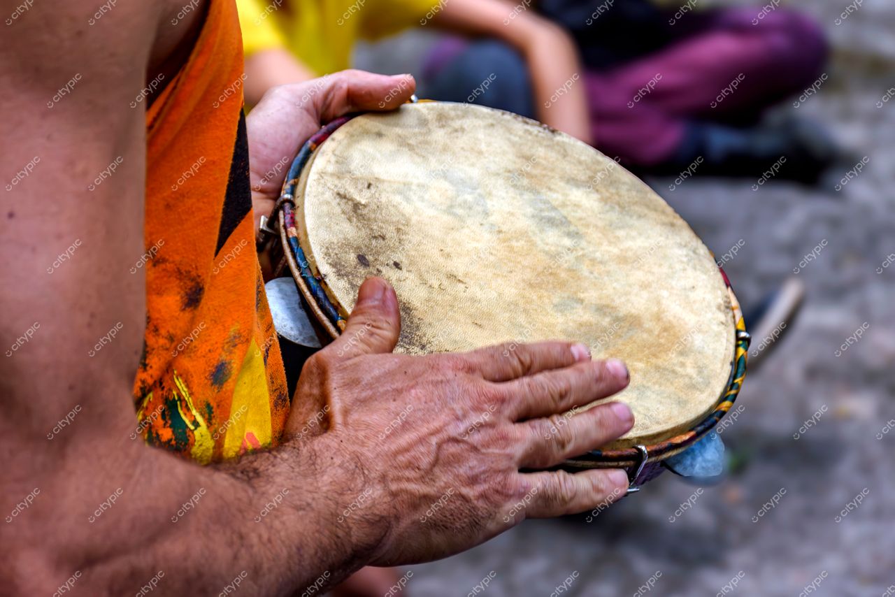 Belo Horizonte, Minas Gerais, Brasil: Homem tocando pandeiro em ambiente festivo