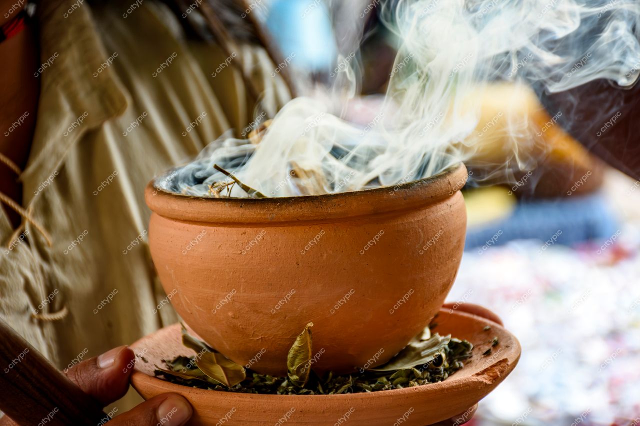 Vaso de barro em ritual espiritual – Locais Diversos, Belo Horizonte, Minas Gerais, Brasil