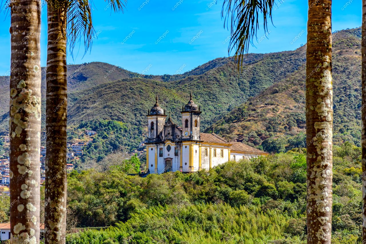 Ouro Preto, Minas Gerais: Igreja colonial em meio às montanhas