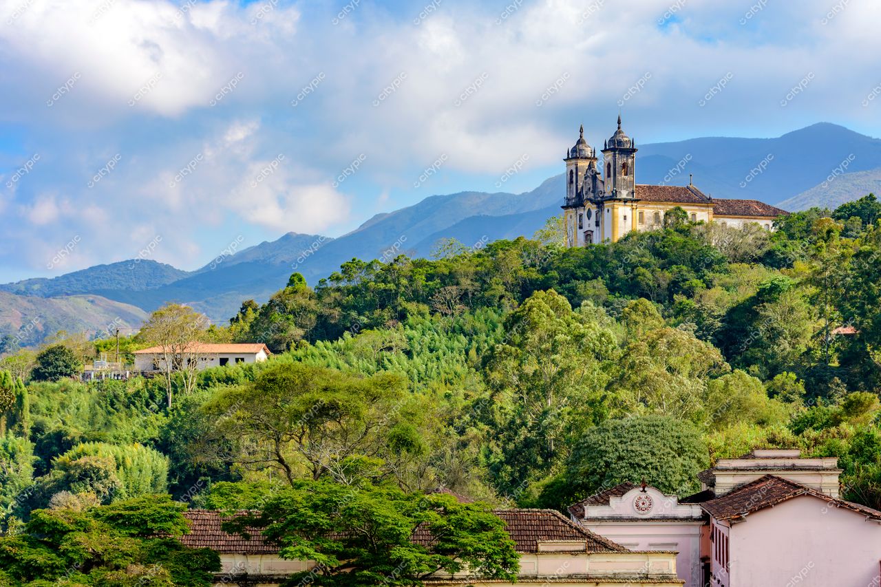Ouro Preto, Minas Gerais: A Imponente Igreja Colonial em Meio à Natureza Exuberante