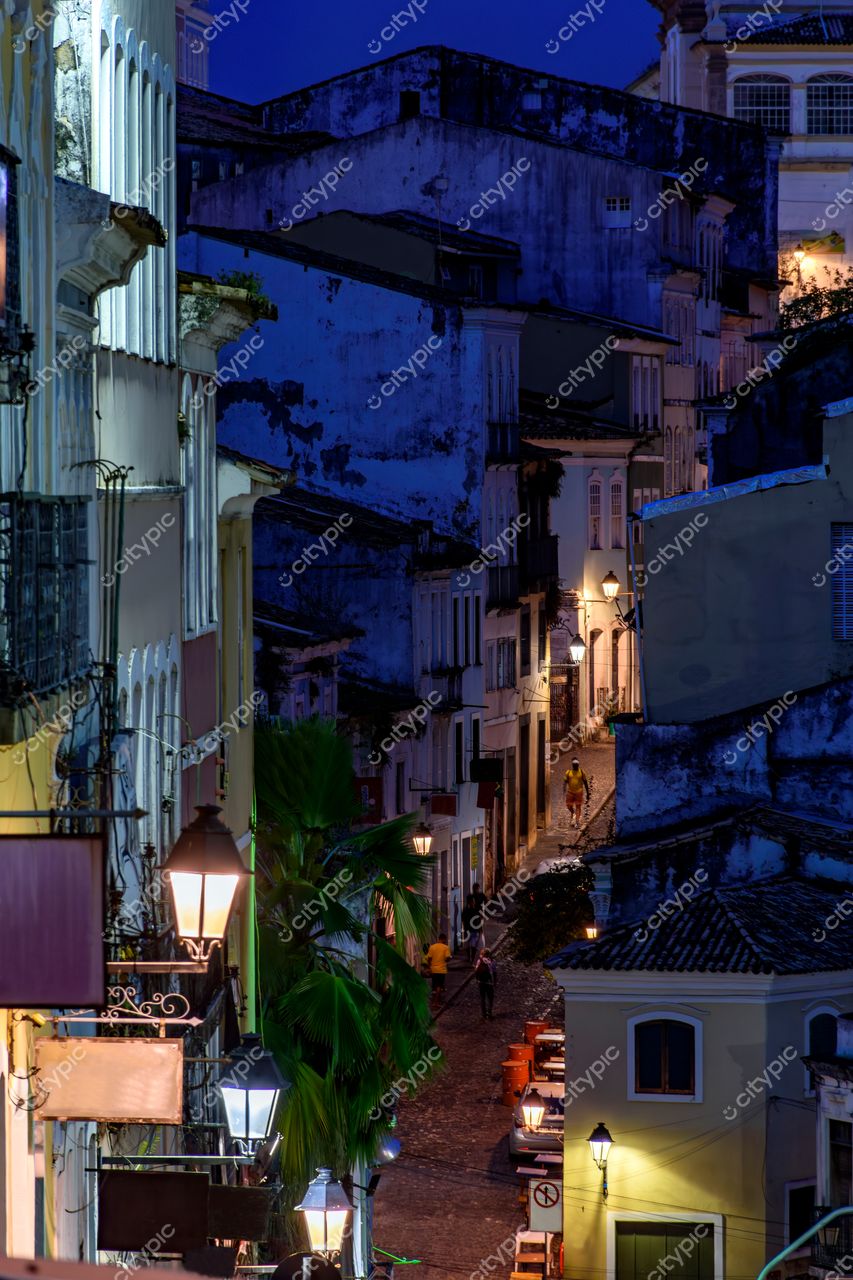 Pelourinho, Salvador, Bahia: Encanto noturno em meio à rica herança cultural