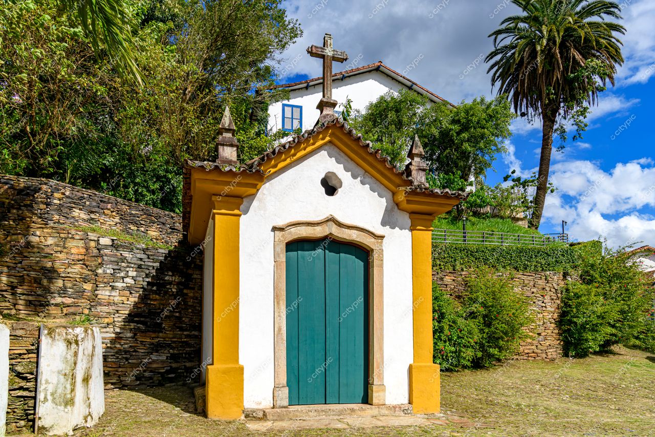 Ouro Preto, Minas Gerais: Capela histórica em meio à natureza exuberante