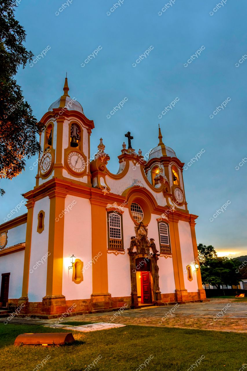 Tiradentes, Minas Gerais: A majestosa Igreja Matriz de Santo Antônio ao crepúsculo