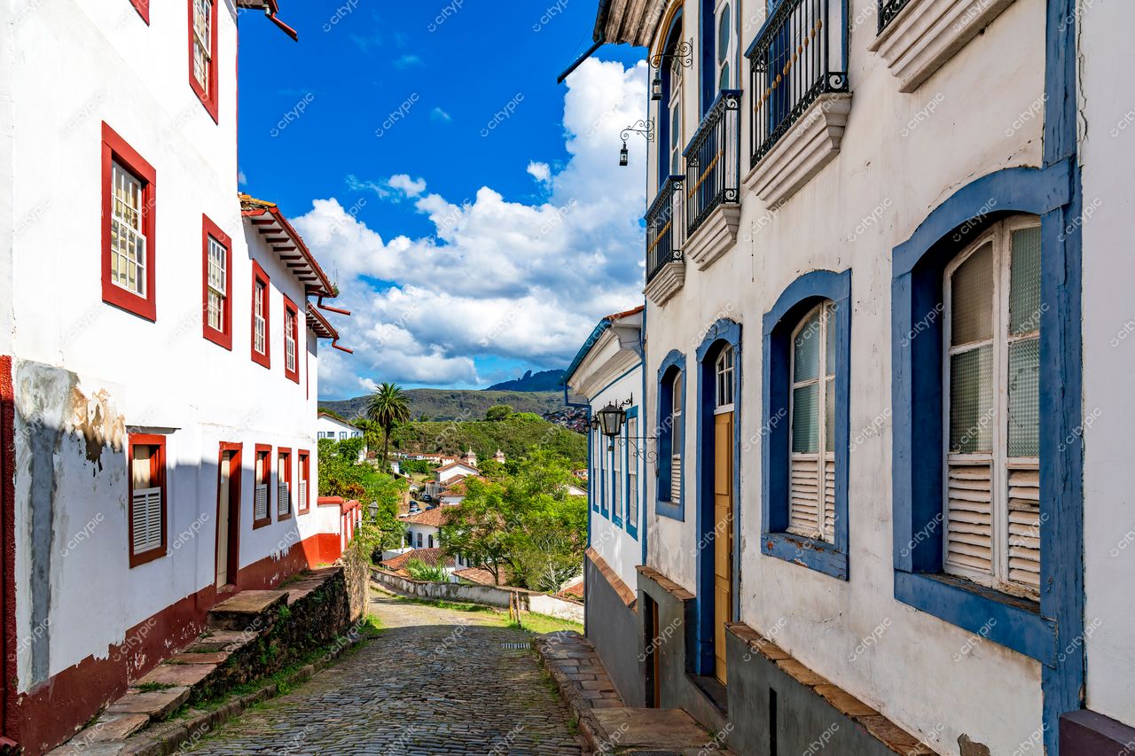 Ouro Preto, Minas Gerais: Rua de Paralelepípedos e Casas Históricas da Arquitetura Colonial Brasileira
