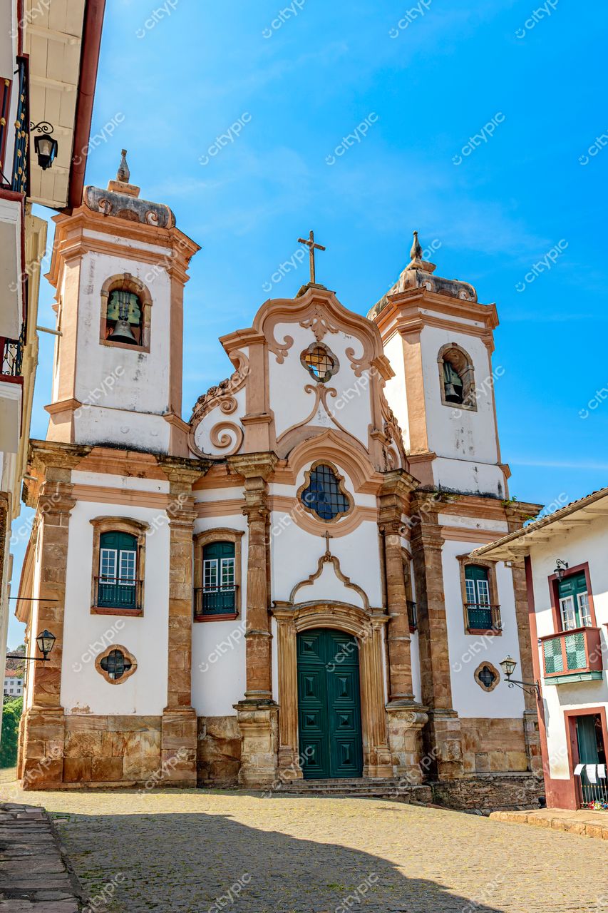 Ouro Preto, Minas Gerais: Igreja histórica com detalhes barrocos e rococó