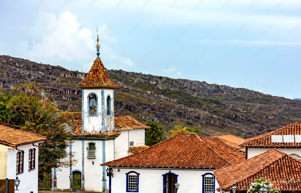 Diamantina, Minas Gerais: Vista pitoresca da cidade histórica harmonizando natureza e cultura
