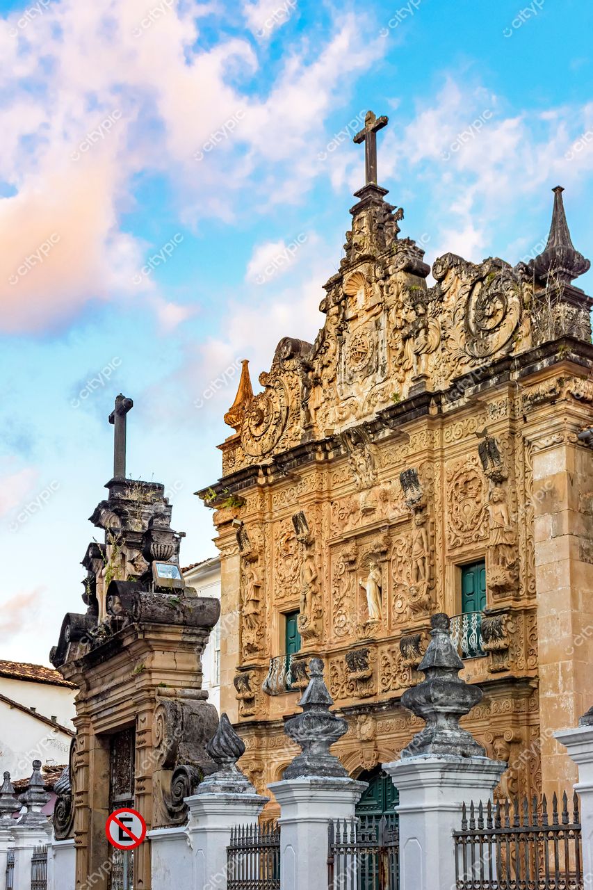 Pelourinho, Salvador: Fachada barroca e portal decorado em contraste com o céu azul da Bahia