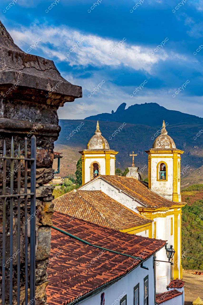 Ouro Preto, Minas Gerais: Igreja colonial com torres amarelas e montanhas ao fundo