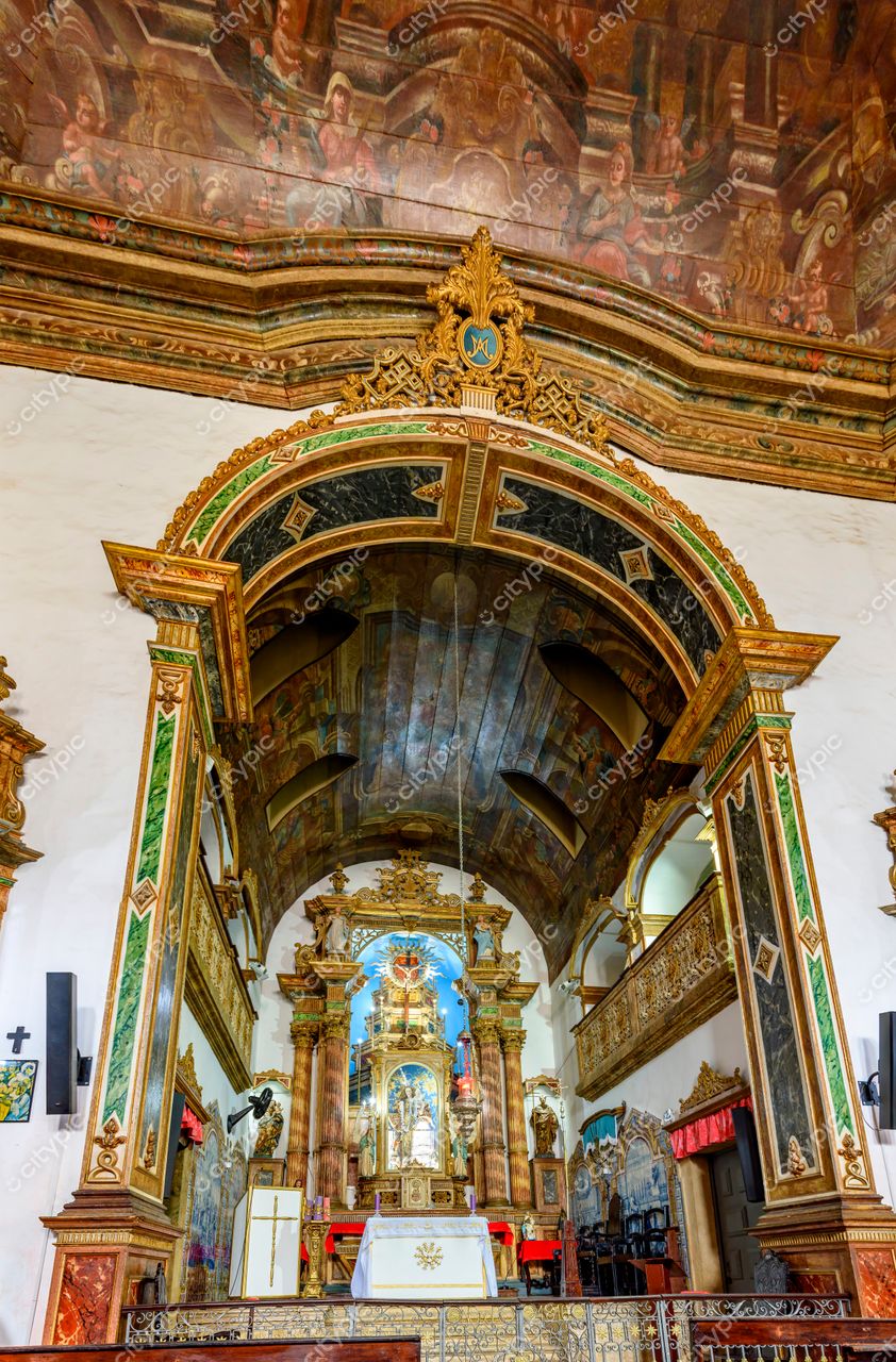 Igreja Exuberante no Pelourinho: Altar de Ouro e Pinturas Religiosas em Salvador, Bahia