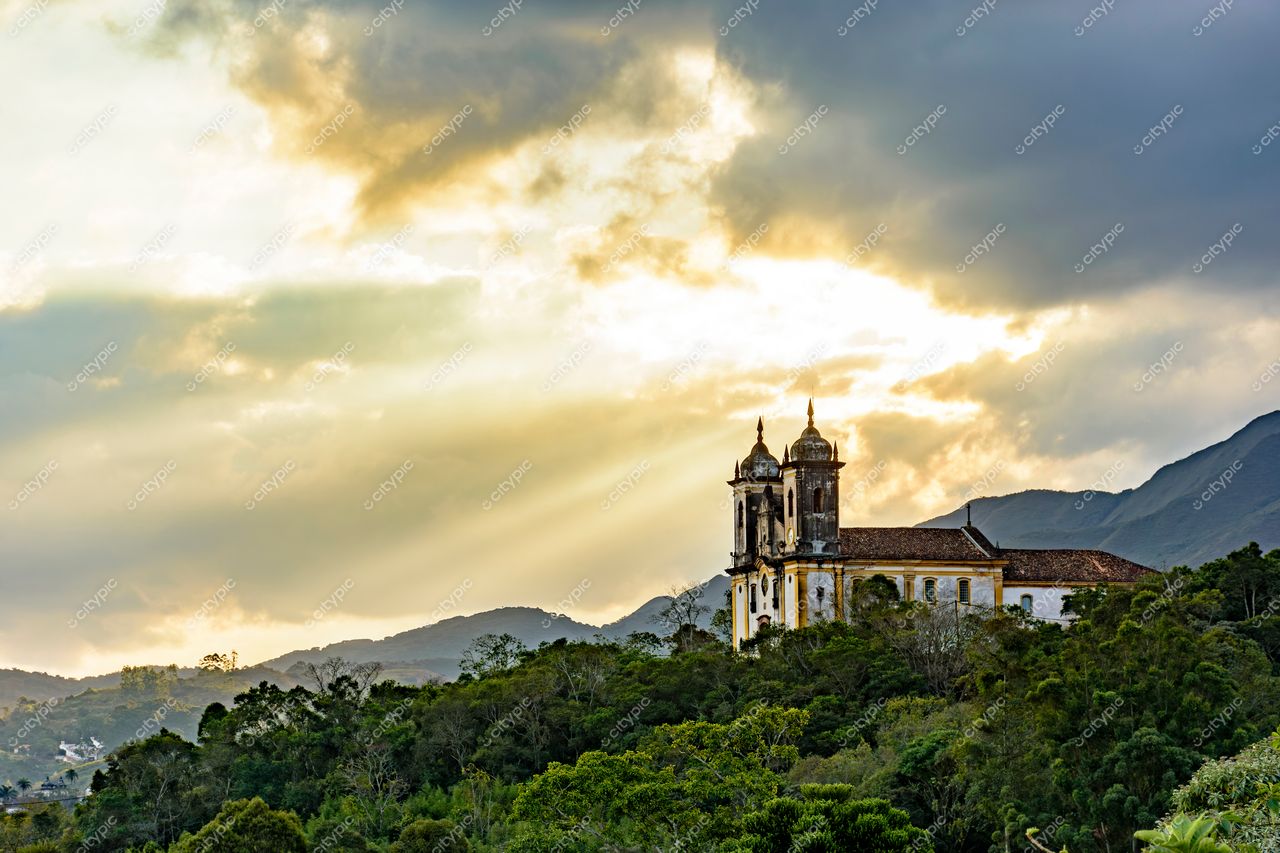 Ouro Preto, Minas Gerais: Igreja colonial e paisagem dramática