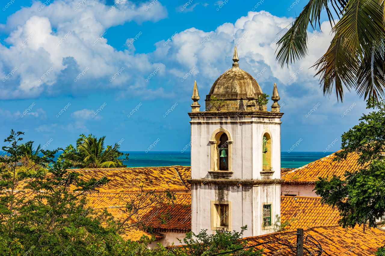 Campanário Ornamentado sobre Telhados de Cerâmica em Olinda, Pernambuco: Beleza Arquitetônica e Natural da Cidade