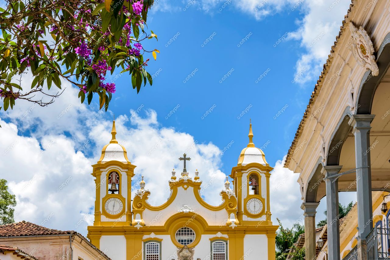 Tiradentes, Minas Gerais: A imponente igreja colonial em destaque