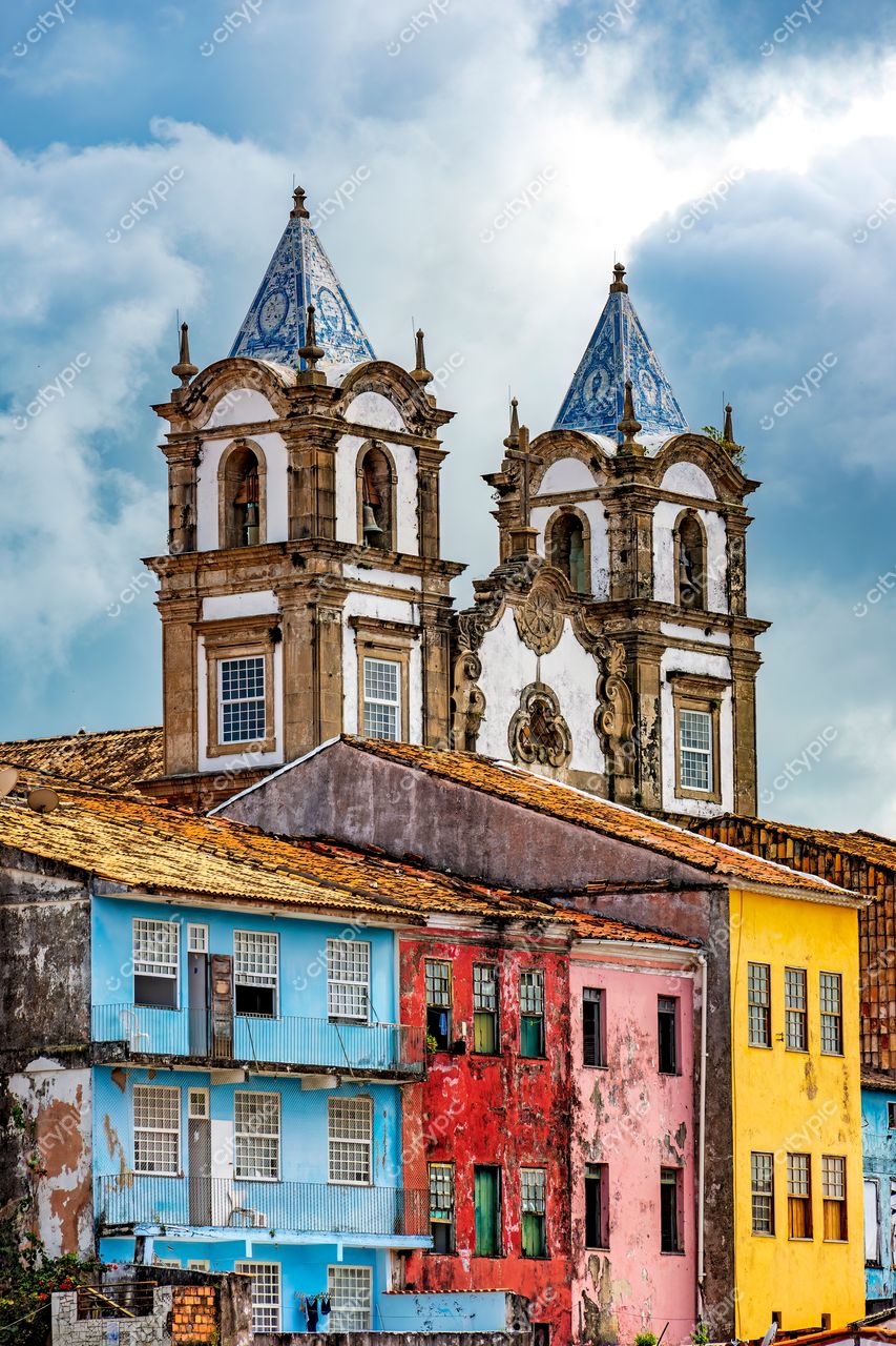 Pelourinho, Salvador: A vibrante herança cultural da Bahia em tons de azul, vermelho e amarelo