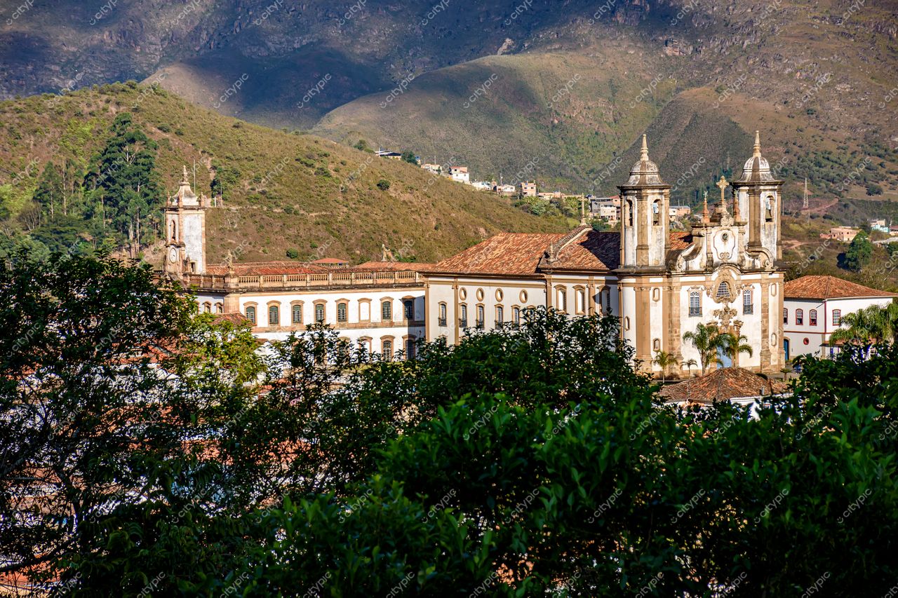 Ouro Preto, Minas Gerais: Vista panorâmica do centro histórico com montanhas verdejantes ao fundo