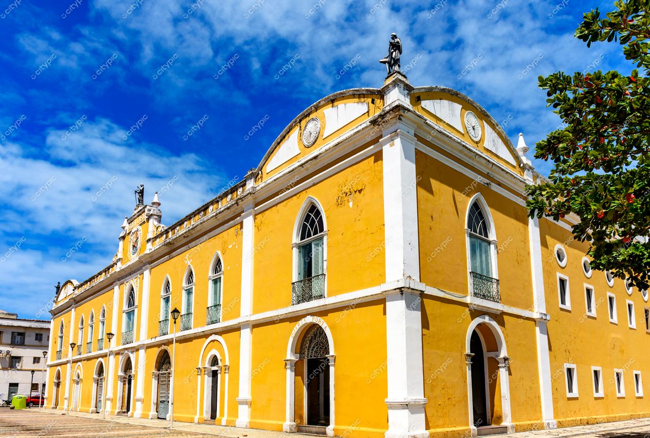 Edifício Histórico em Recife, Pernambuco: A Beleza da Arquitetura Clássica e Vibrante