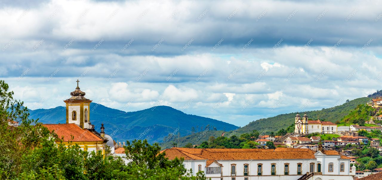 Ouro Preto, Minas Gerais: Vista panorâmica das icônicas construções coloniais e montanhas onduladas