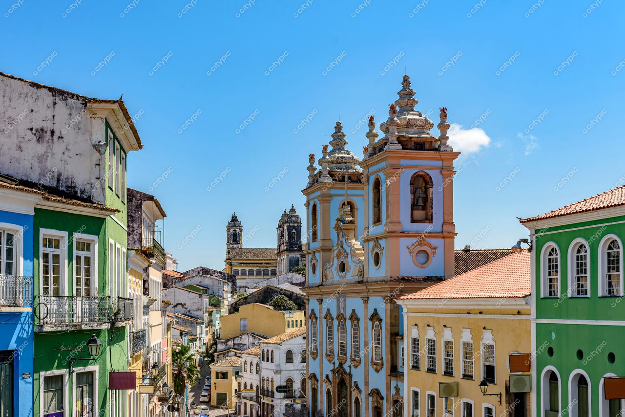 Pelourinho, Salvador: Vista encantadora do bairro histórico com fachadas coloridas e igreja imponente sob o céu ensolarado