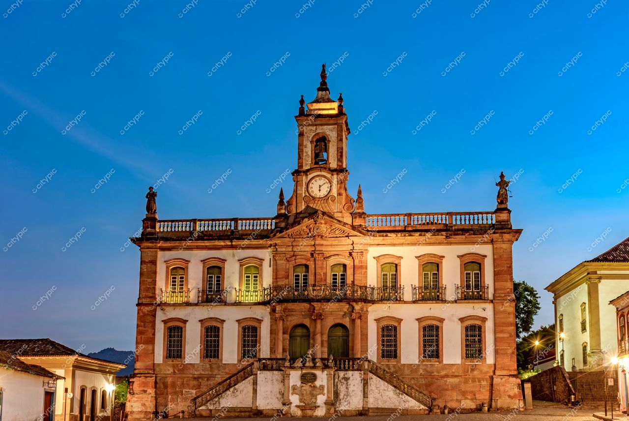 Ouro Preto, Minas Gerais: Edifício da Câmara Municipal em tons de rosa e branco