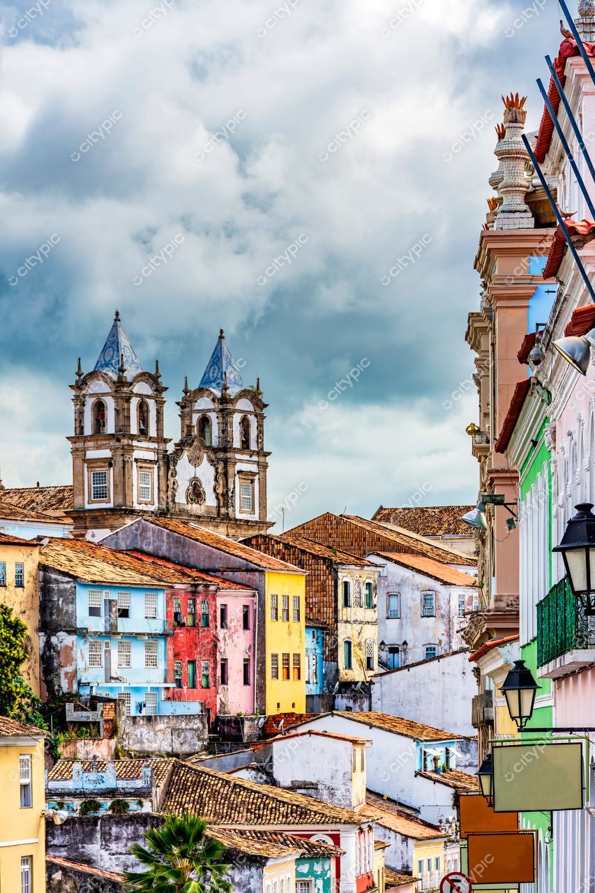 Pelourinho, Salvador: Fachadas coloridas e torres ornamentadas – uma vista vibrante da história e cultura bahiana