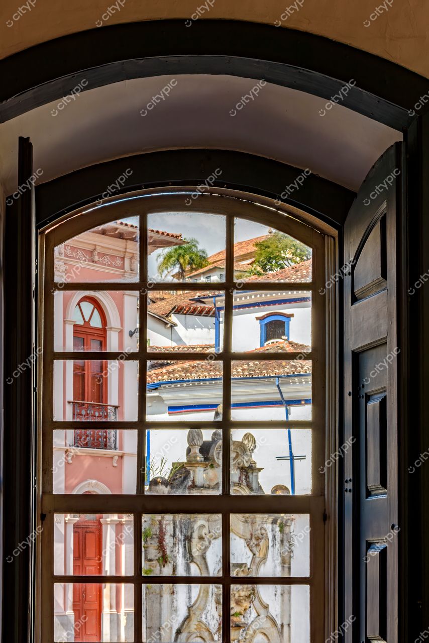 Ouro Preto, Minas Gerais: Vista Encantadora Através da Janela Colonial