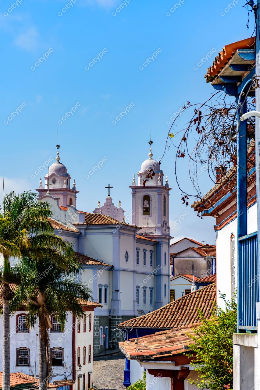 Diamantina, Minas Gerais: Vista encantadora da cidade histórica com imponente igreja colonial e paisagem tropical ao fundo
