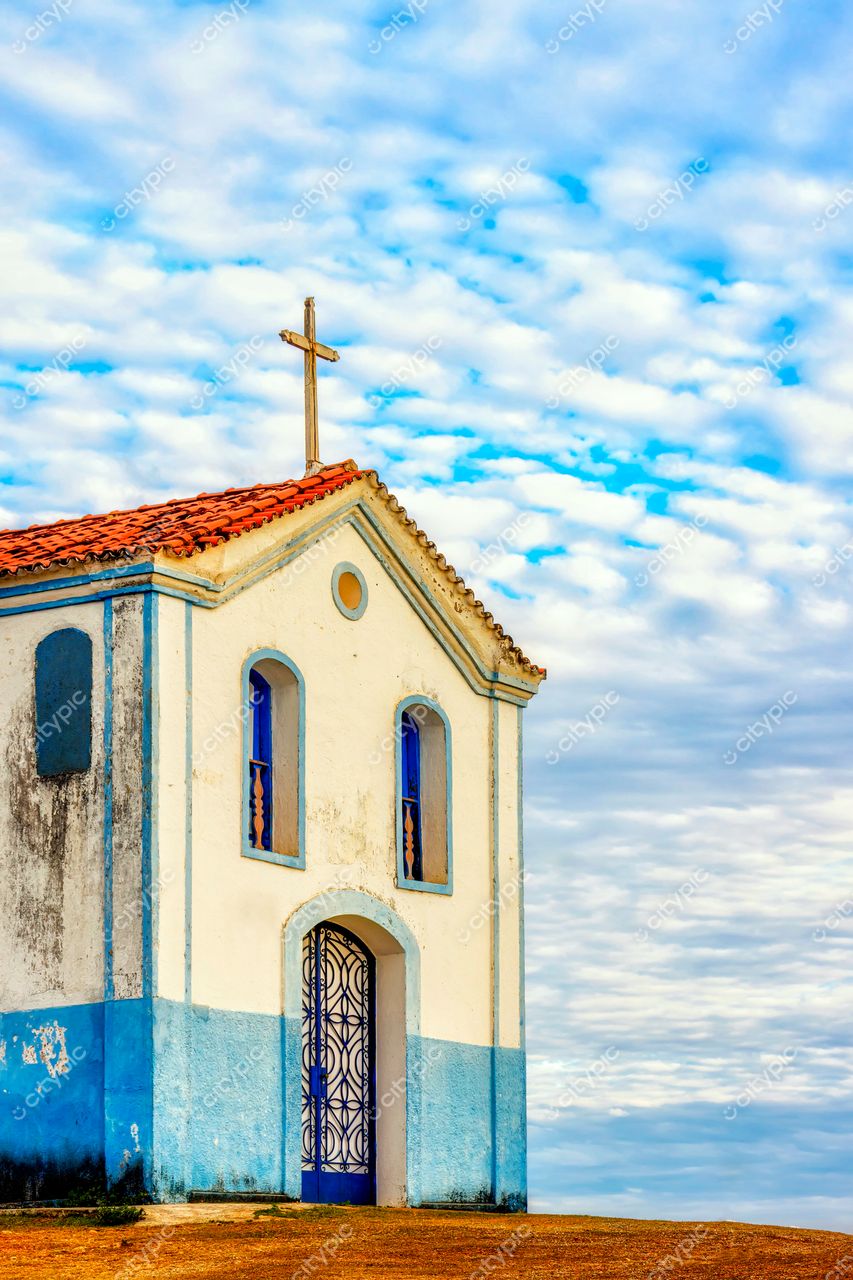 Sabará, Minas Gerais: Capela Branca e Azul sob o Céu Sereno da Terra dos Tropeiros