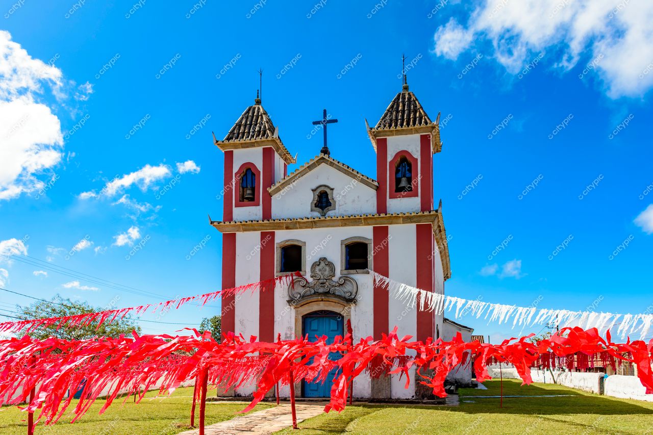 Explorando a beleza da arquitetura histórica: A igreja encantadora com torres góticas e detalhes ornamentados