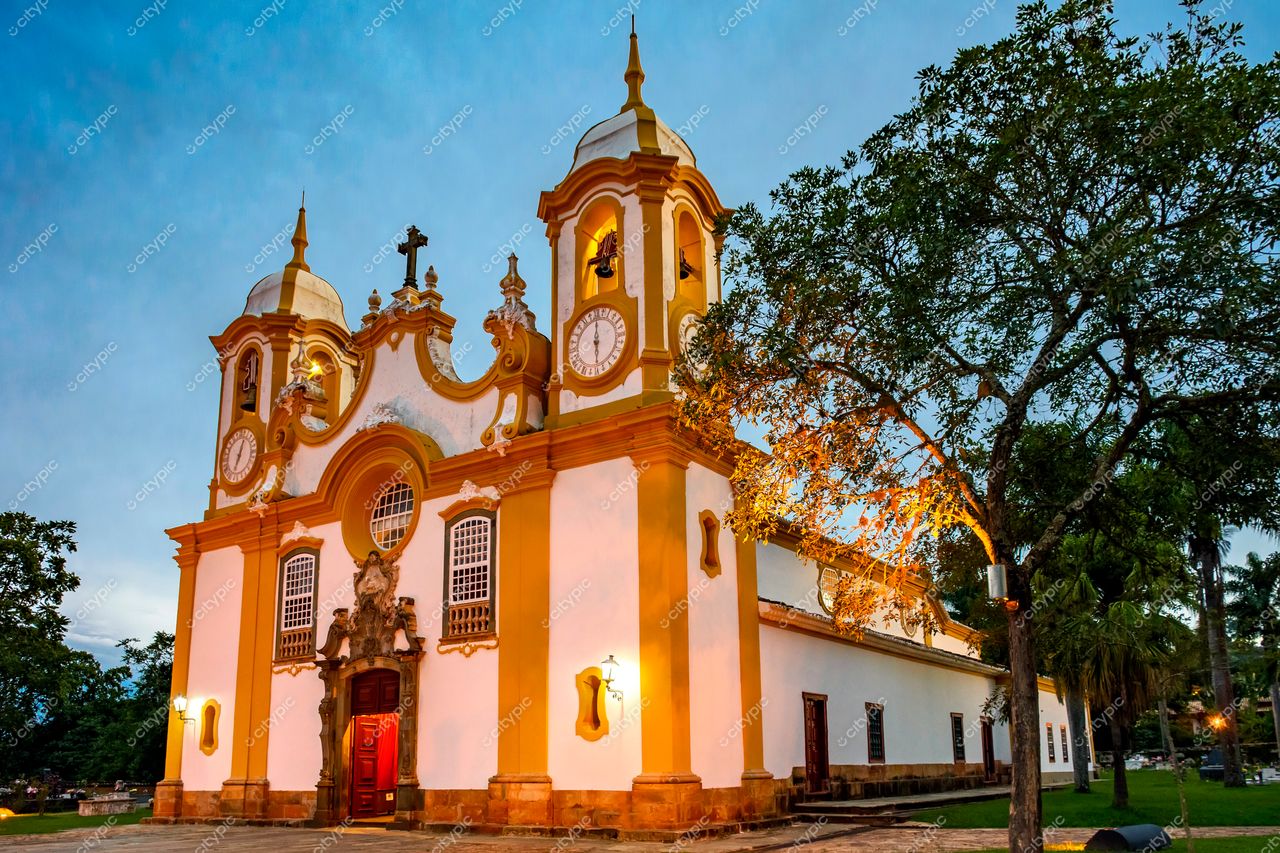 Tiradentes, Minas Gerais, Brasil: Igreja histórica iluminada ao amanhecer