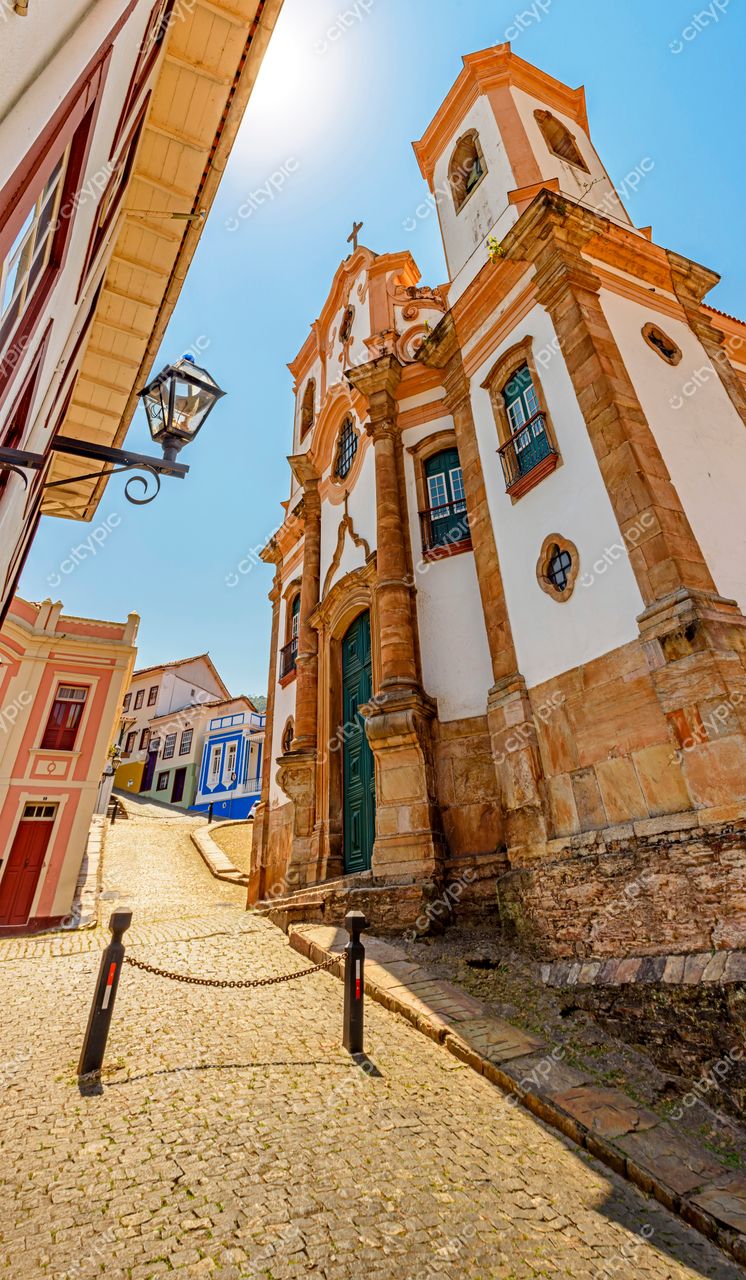 Ouro Preto, Minas Gerais: Rua colonial com igreja imponente e lanterninha de ferro