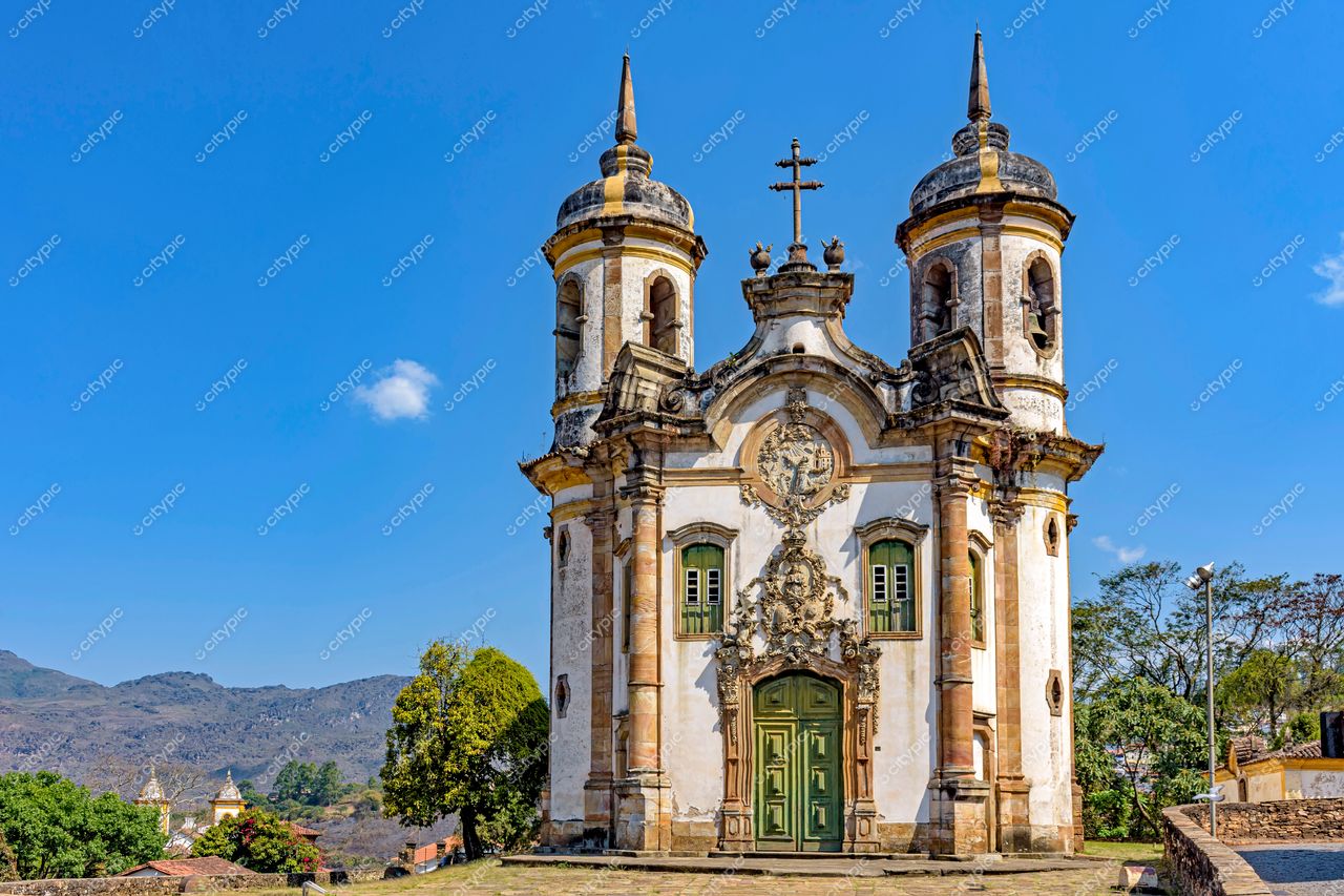 Ouro Preto, Minas Gerais: Igreja colonial com detalhes barrocos e paisagem deslumbrante