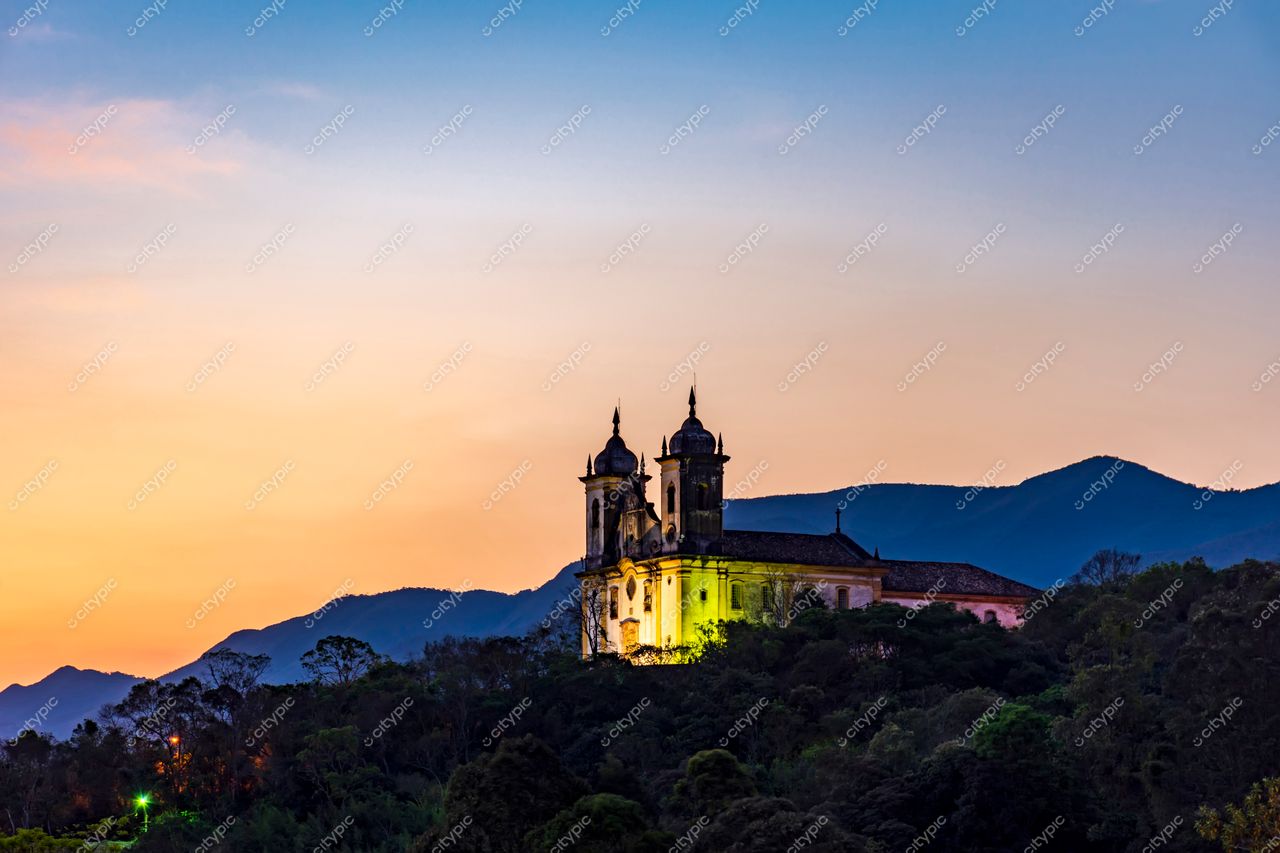 Ouro Preto, Minas Gerais: Igreja de São Francisco de Assis iluminada ao entardecer