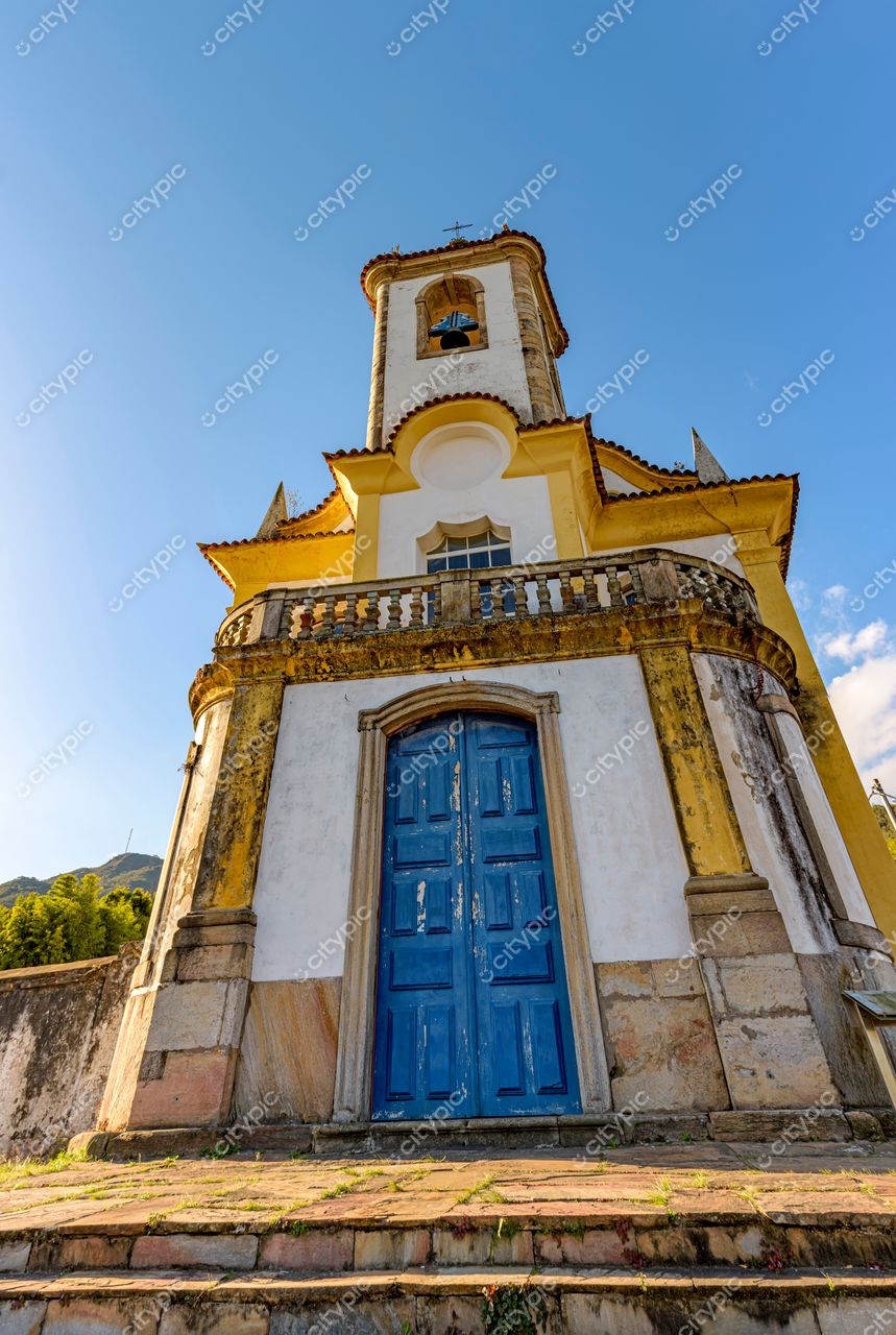 Ouro Preto, Minas Gerais: Igreja histórica com fachada amarela e branca