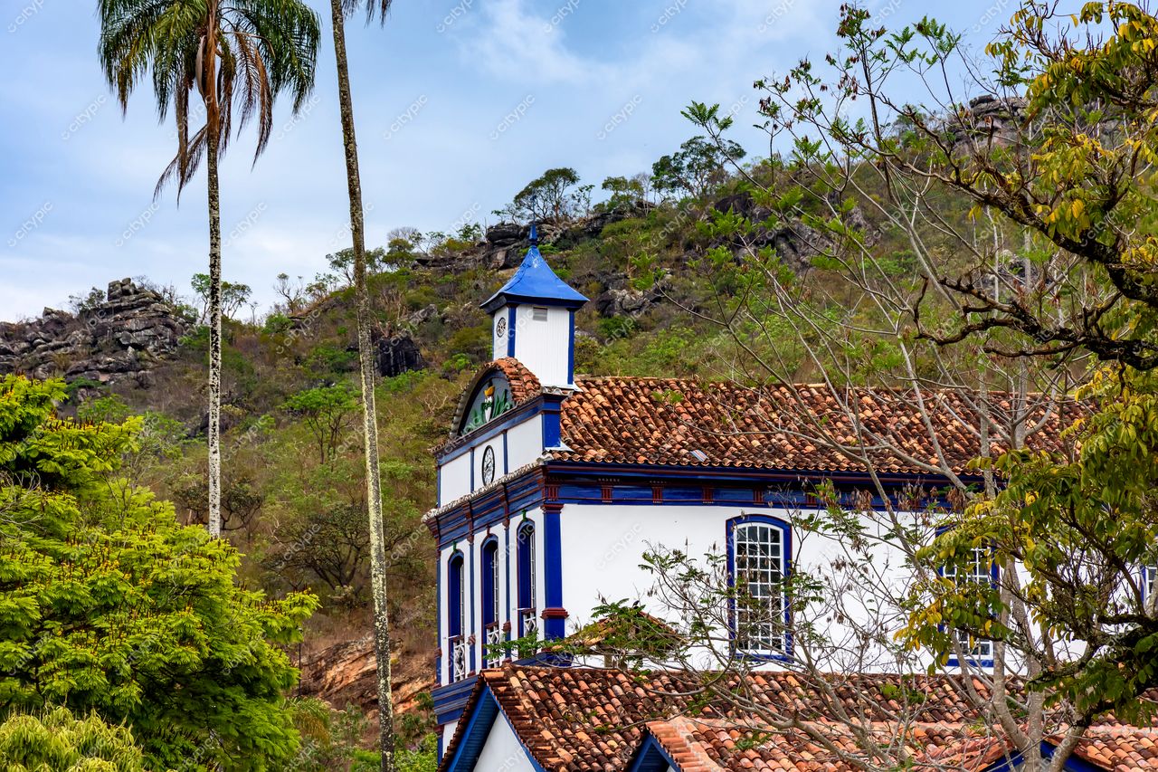 Diamantina, Minas Gerais: Edificação histórica com detalhes em azul e telhado de cerâmica laranja