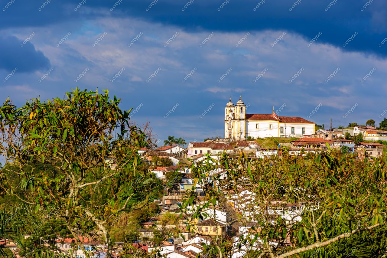 Ouro Preto, Minas Gerais: Vista panorâmica da cidade histórica com igreja barroca e casas coloniais