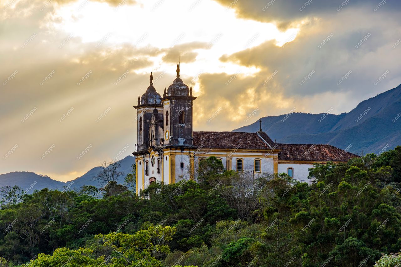 Ouro Preto, Minas Gerais: Igreja majestosa em meio à natureza exuberante