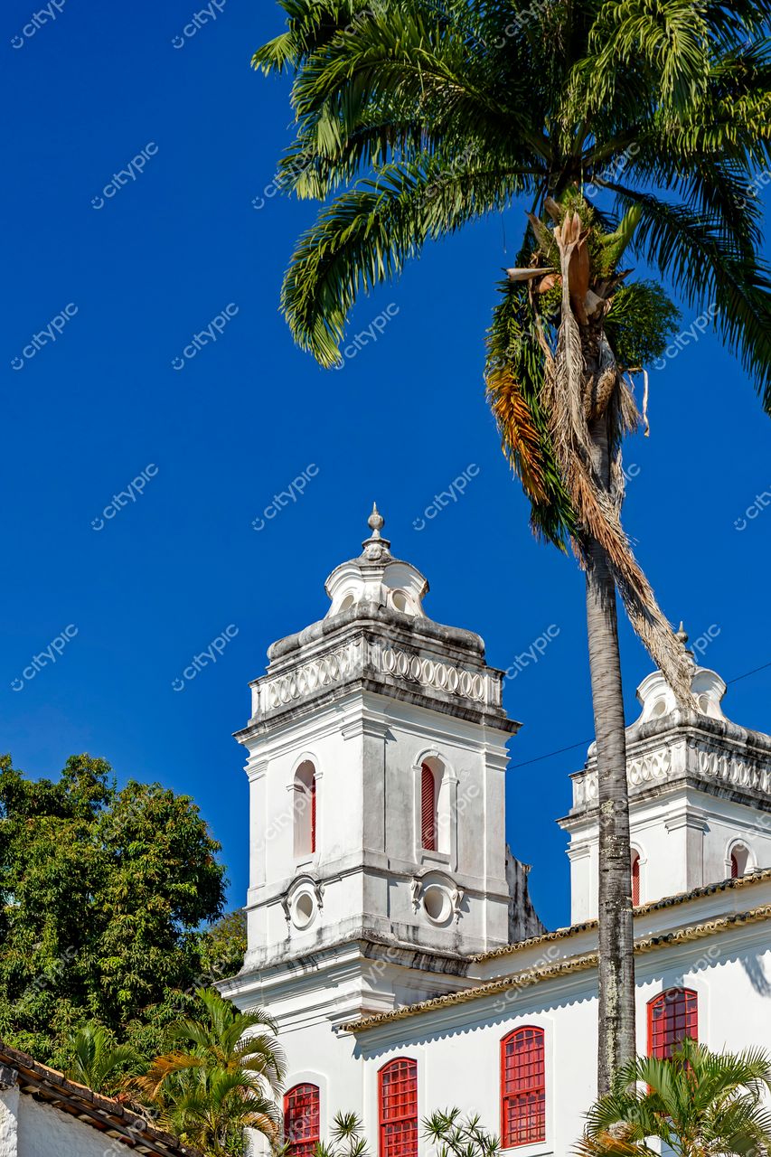 Edifício Histórico: Torre Imponente e Janelas Vermelhas em Salvador, Bahia, Brasil