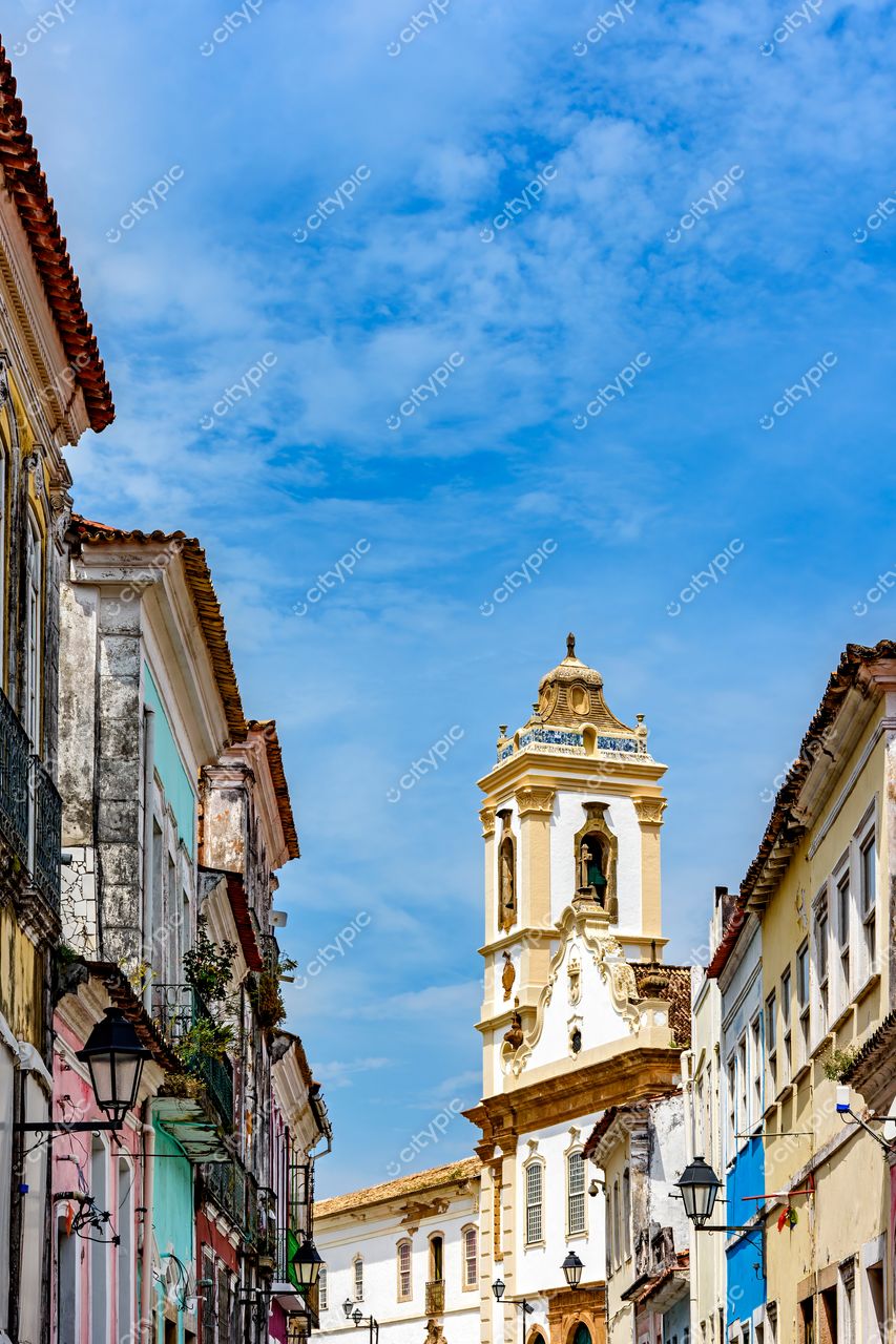 Pelourinho, Salvador: A encantadora arquitetura histórica em tons pastéis e detalhes ornamentais