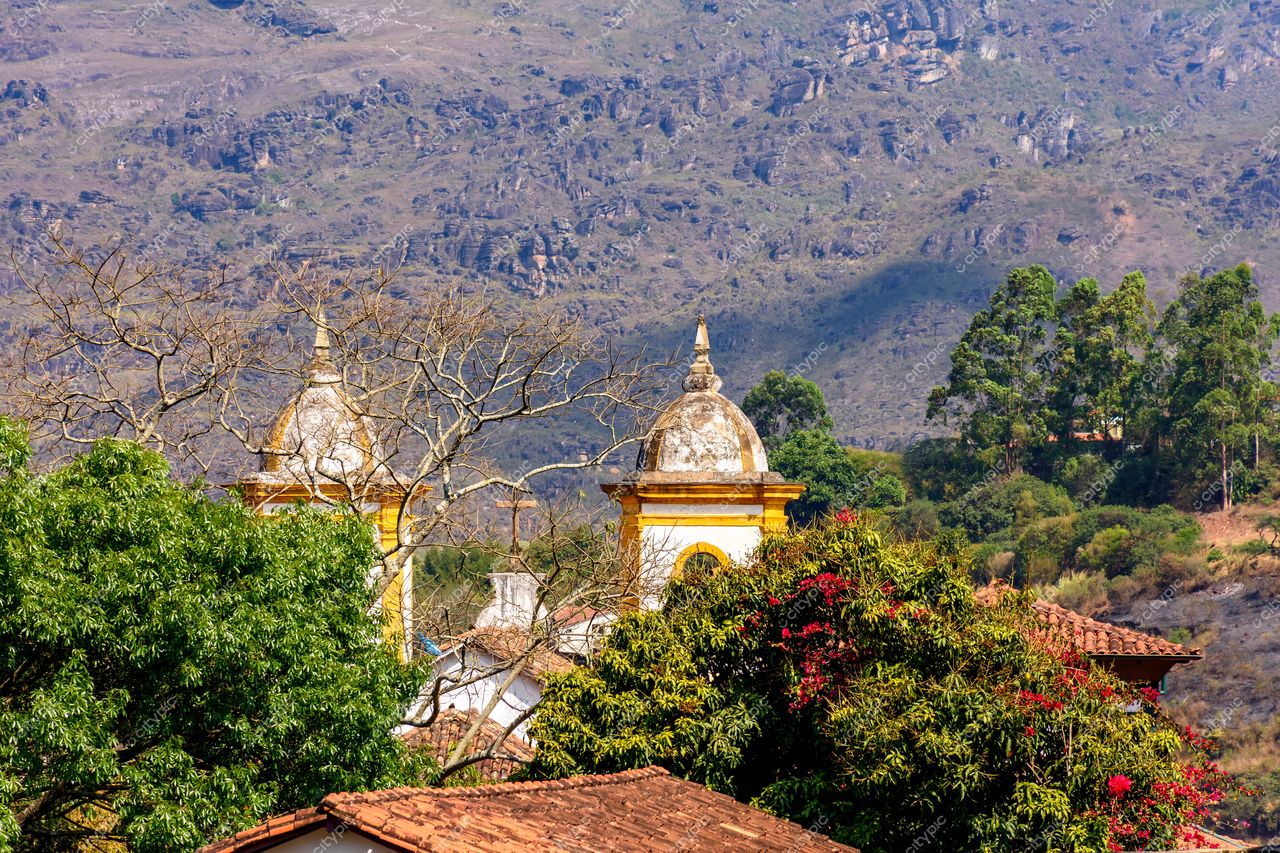 Ouro Preto, Minas Gerais: Torres históricas entre a exuberante vegetação e majestosas montanhas