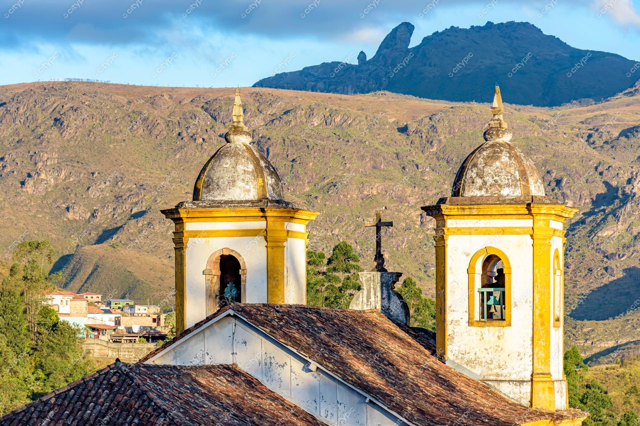 Ouro Preto, Minas Gerais: Igreja histórica com cúpulas ornamentadas e montanhas ao fundo