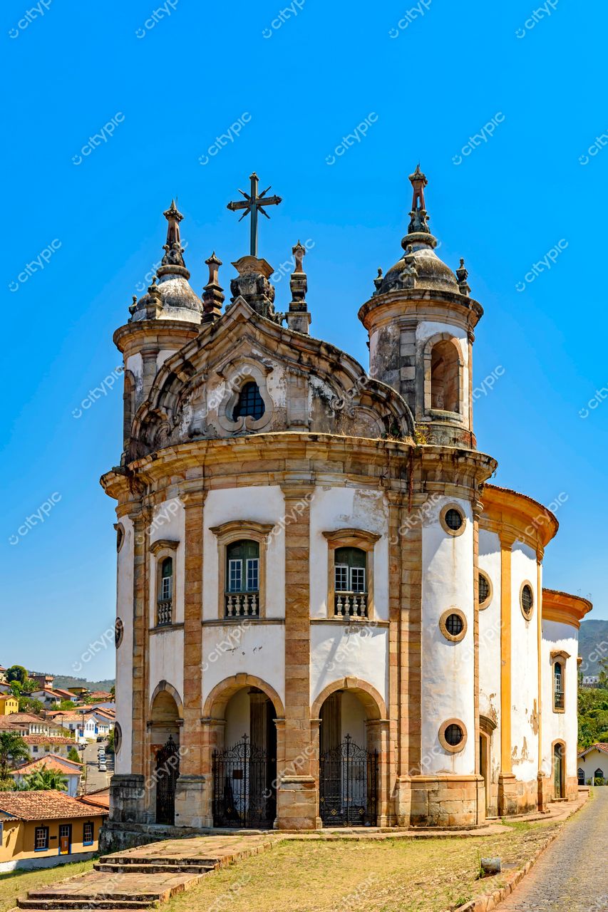 Ouro Preto, Minas Gerais, Brasil: Igreja Barroca em Tons Claros e Céu Azul