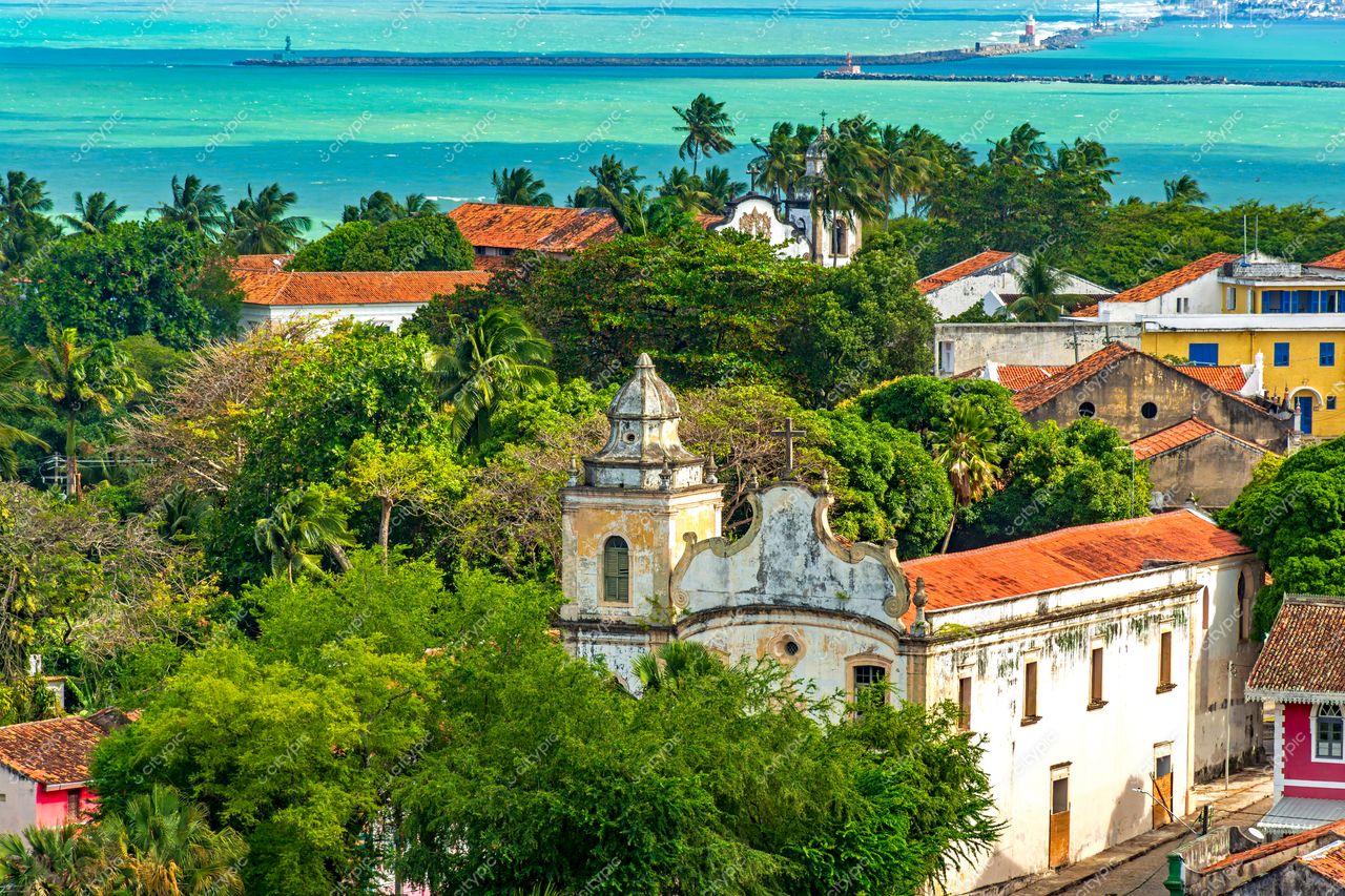 Igreja Colonial e Casas Coloridas: Vista Panorâmica de Olinda, Pernambuco, Brasil