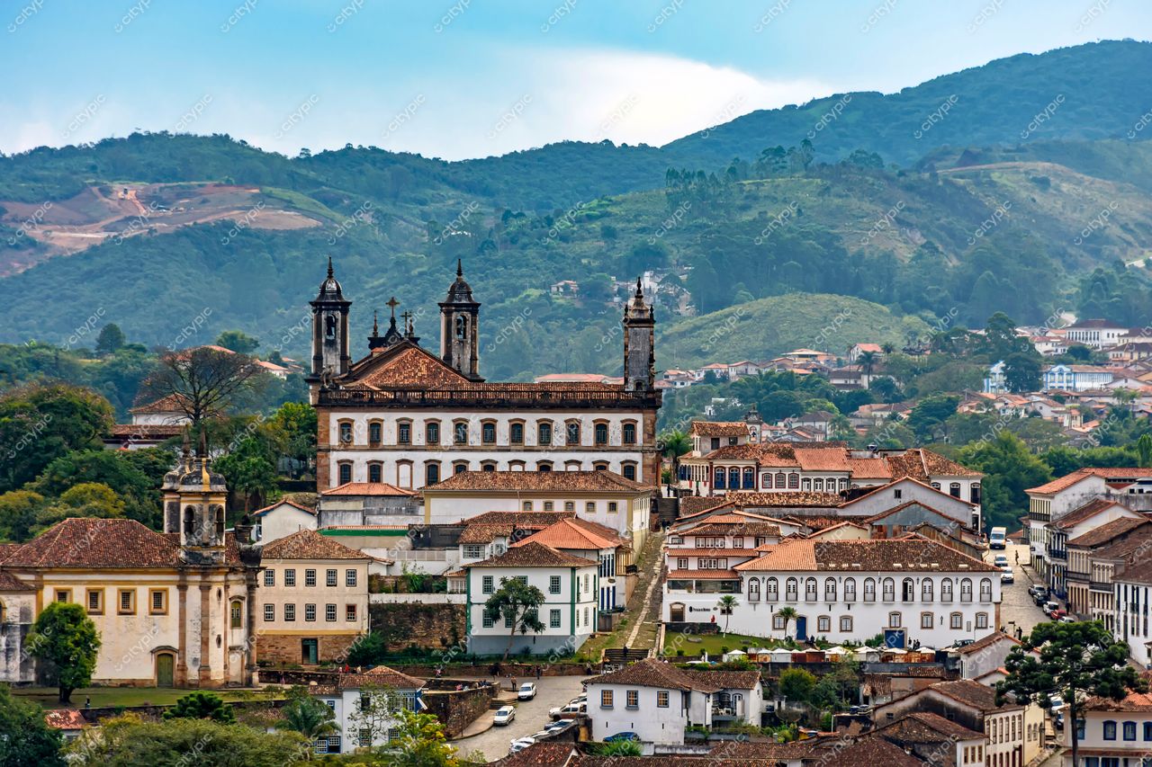 Ouro Preto, Minas Gerais: Vista panorâmica da cidade histórica em meio às montanhas verdes