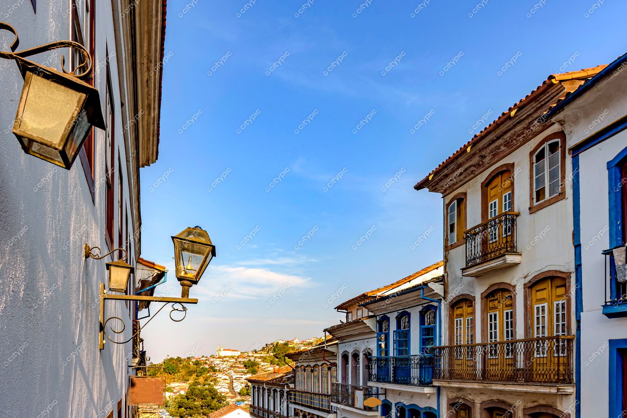 Ouro Preto, Minas Gerais: Rua charmosa com arquitetura colonial e cores vibrantes