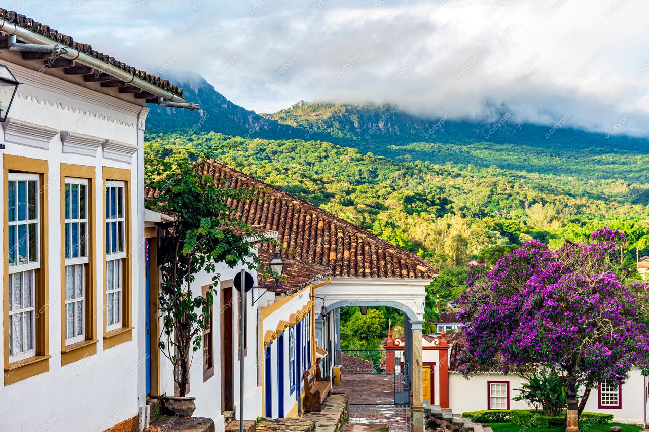 Tiradentes, Minas Gerais: Rua colonial com casas brancas e detalhes em azul e amarelo