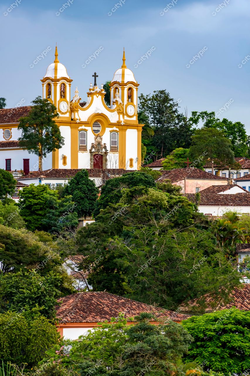 Tiradentes, Minas Gerais: Igreja Matriz de Santo Antônio em meio à atmosfera serena e pitoresca da cidade colonial