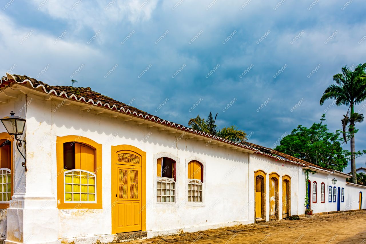 Paraty, Rio de Janeiro: Ruela colonial com casas históricas em tons de amarelo e branco