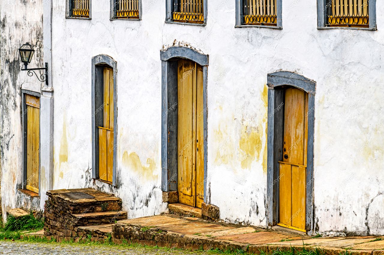 Ouro Preto, Minas Gerais: Rua histórica com fachada colonial e detalhes encantadores