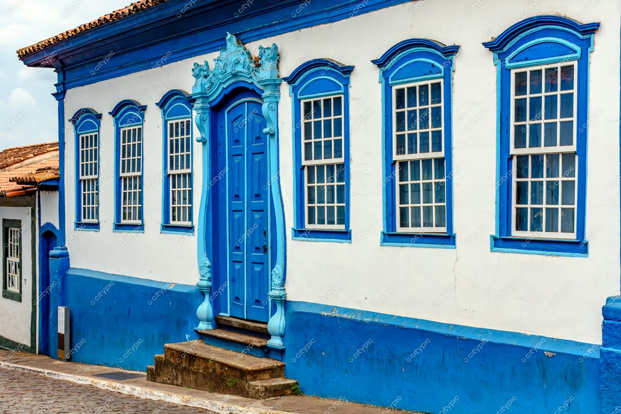 Sabará, Minas Gerais: Casa colonial com detalhes em azul vibrante e janelas barrocas