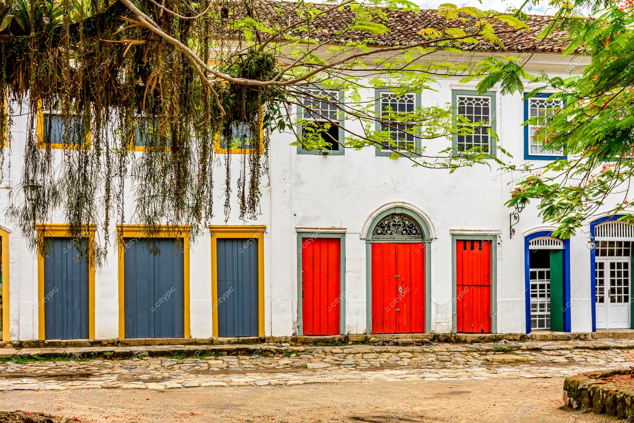 Paraty, Rio de Janeiro: Fachadas Históricas com Portas Coloridas e Vegetação Exuberante
